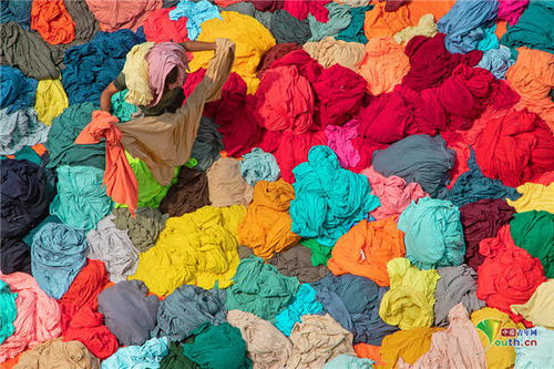 孟加拉工人 扎根 布料堆 团团五彩织物宛若朵朵鲜花绽放