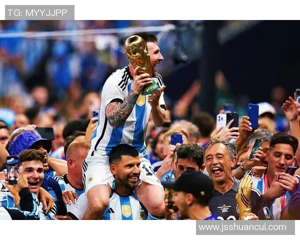 足球明星因伤打石膏休战球迷心痛期待他早日复出重返赛场